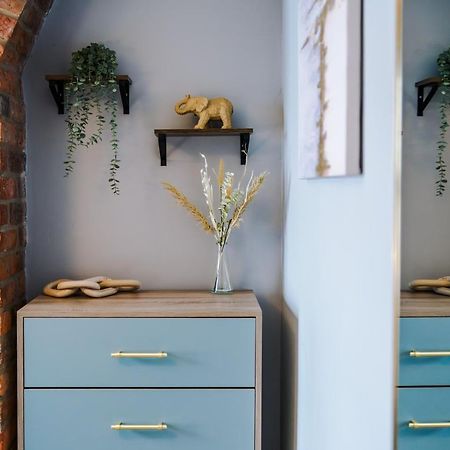 Chester City Centre Haven: Cozy 2-Bed Home for 6 Exterior photo