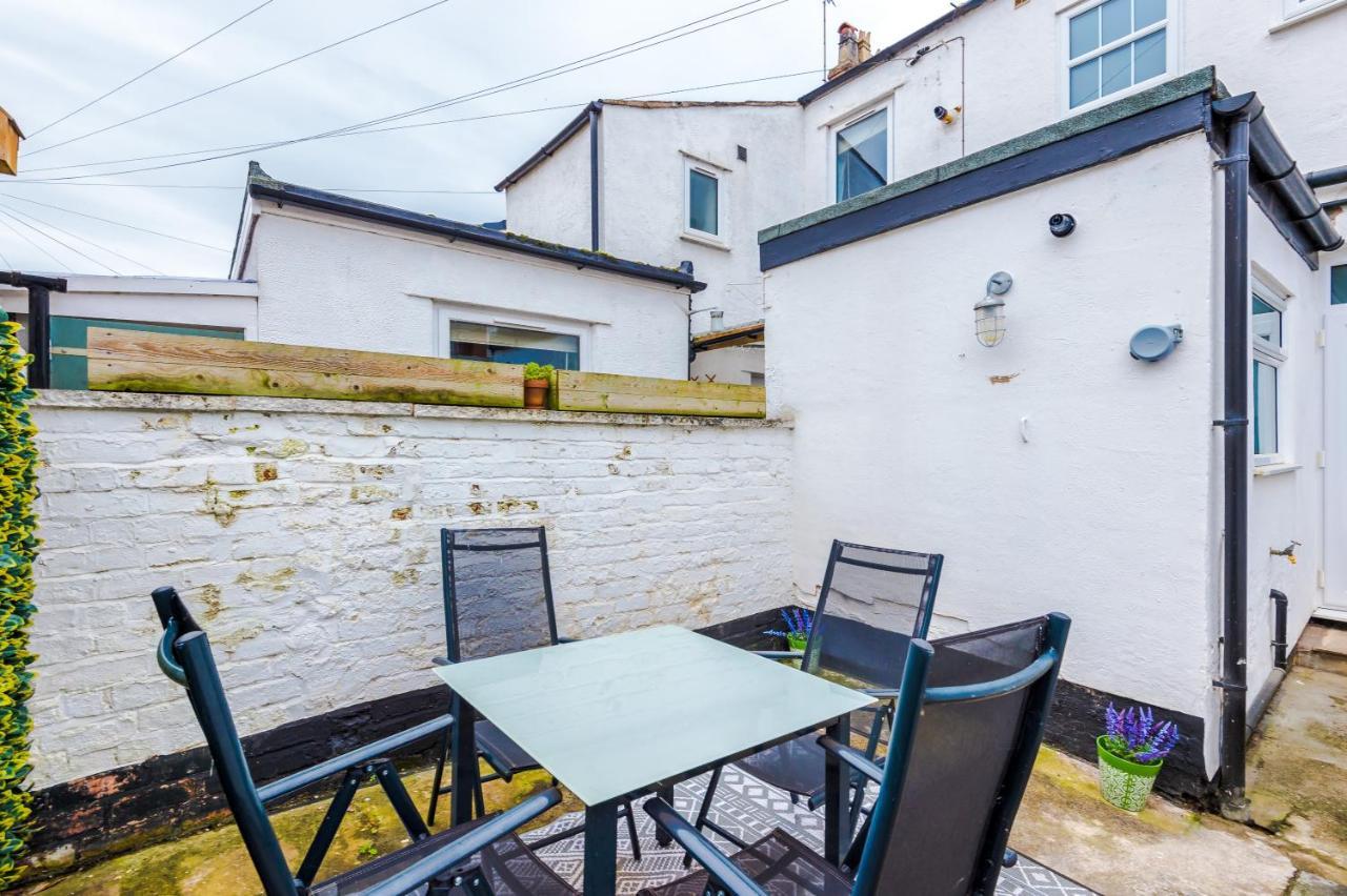 Chester City Centre Haven: Cozy 2-Bed Home for 6 Exterior photo