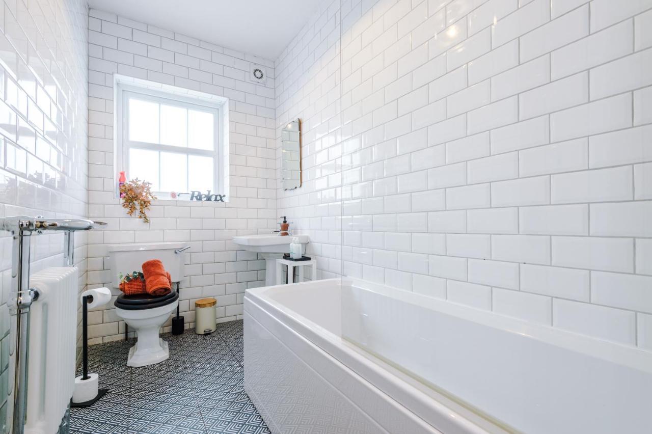 Chester City Centre Haven: Cozy 2-Bed Home for 6 Exterior photo